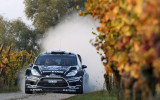 Foto: Francijas rallijā uzvar Ožjē, Mīkem rallijs beidzas kokos