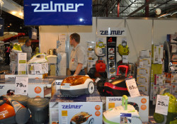 Foto: Trakā cenu plēšana atlaižu lielveikalā “Cenplēsis 2010”