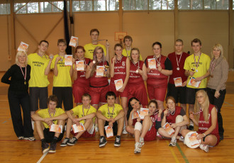 Foto: Skolēnu spartakiādes sacensību frisbijā uzvarētāju apbalvošana