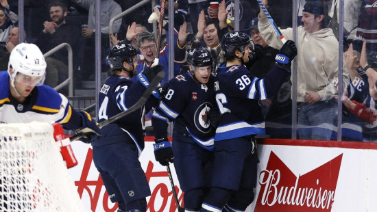 NHL līdere "Jets" pārtrauc "Blues" 12 uzvaru sēriju