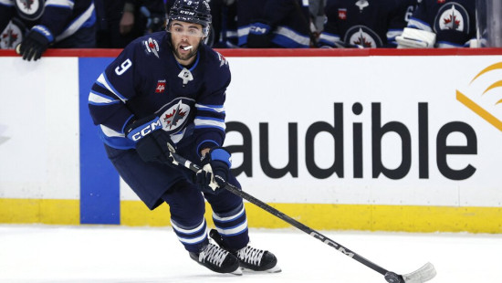 NHL klubs "Jets" uz trim gadiem pagarina līgumu ar uzbrucēju Ajafalo