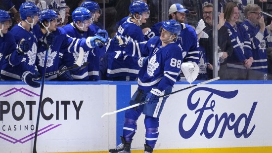 ''Maple Leafs'' sāk ar rezultatīvu uzvaru pār ''Senators'', Vegasa nosargā uzvaru