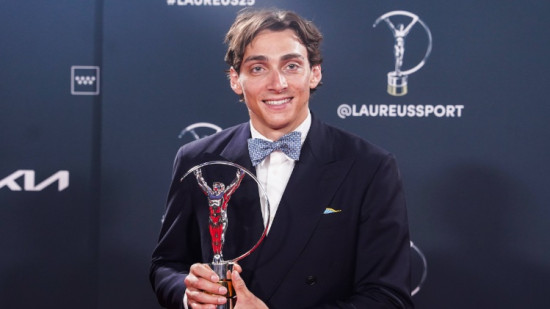 Kārtslēcējs Duplantis apsteidz Verstapenu un Alkarasu, saņemot gada sportista balvu
