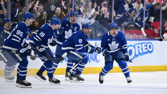 ''Maple Leafs'' pagarinājumā panāk 2-0 sērijā, otrā uzvara arī ''Hurricanes''