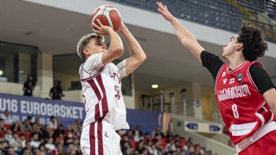Latvijas U16 basketbolisti iznīcina mājiniekus un sasniedz 1/4 finālu