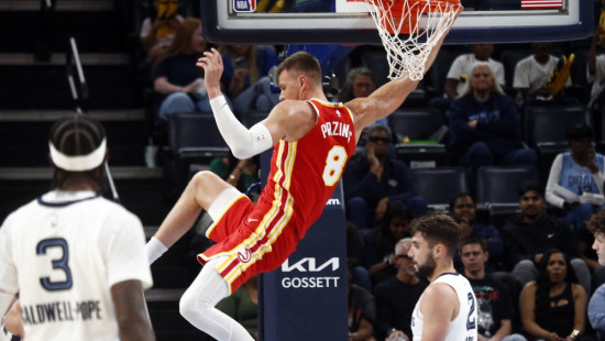 Porziņģis lido gar stīpu "Hawks" uzvarā un slavē savu saspēles vadītāju