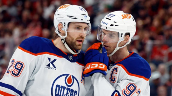 Makdeivids ar "hat trick" sekmē "Oilers" graujošu uzvaru pār "Kraken"