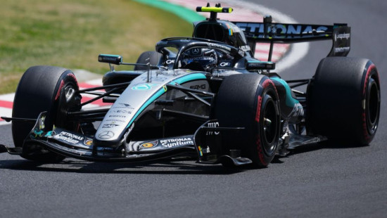 "Mercedes" piloti absolūti dominē noslēdzošajā F1 treniņā Japānā
