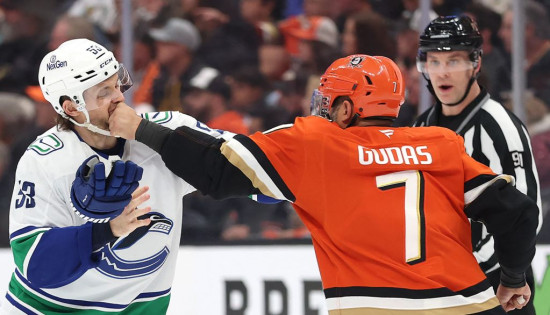 Bļugers izvicina dūres Anaheimā