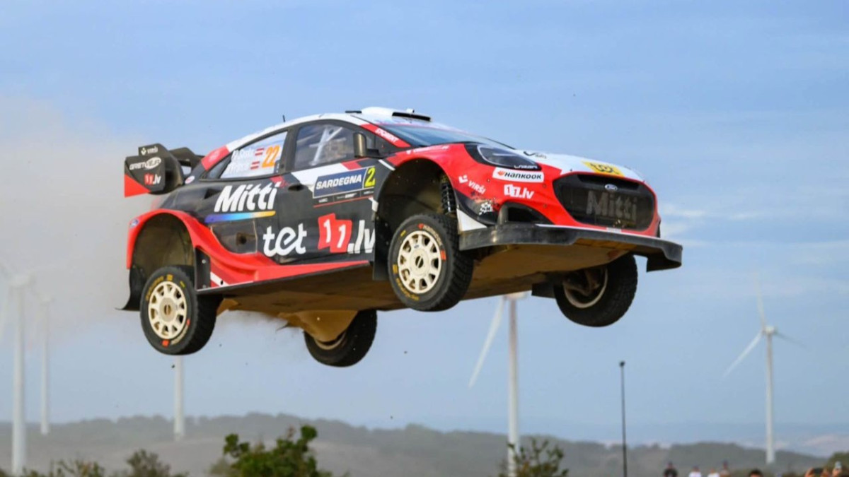 Neuville Leads Rally Italia Sardegna as Sesks Fights Back from Puncture