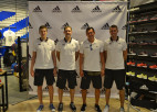 Foto: izlases basketbolisti atklāj jauno Adidas veikalu