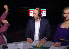 Video: KHL šova daiļā vadītāja 17 minūtes klusē, skatās kamerā un smaida