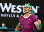Izcilais Nadals rāda raksturu, atspēlē divu setu deficītu un izcīna 21. rekordtitulu