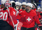Šveices hokejistes pārsteidz Somiju, Zviedrija atspēlējas pret Ķīnu