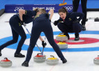 Olimpiskās čempiones sieviešu kērlinga turnīru sāk ar mainīgām sekmēm