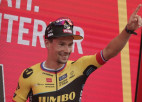 Rogličs uzvar "Vuelta a Espana" 17. posmā, kopvērtējuma līderim pārsvars minimāls