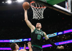 Porziņģim 21 punkts un spēcīgs <i>danks</i> pāri Lopesam, "Celtics" pārspēj "Bucks"