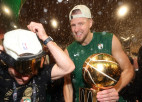 Porziņģis "Celtics" čempionu parādē piedalās ar Latvijas karogu uz pleciem
