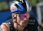 Slovēņu riteņbraucējs Rogličs pēc kritiena 12. posmā izstājas no "Tour de France"