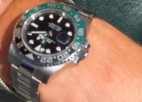 Neskatoties uz nopelnītajiem miljoniem, Usiks ikdienā staigā ar "Rolex" viltojumu