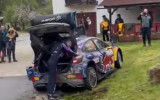 Video: Rallija ekipāža nenoturas trasē un ietriecas privātmājas dārzā