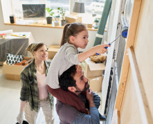 Kā atjaunot viesistabu ar mazu budžetu: praktiski risinājumi