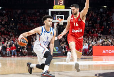 "Anadolu Efes" neaptur Vezenkovu un Furnjē, galotnē Pirejā <i>neizsmeļot ūdeni</i>