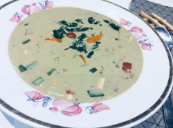 Aukstā biešu zupa ar skābeņu smūtiju
