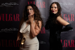 Grandiozi atzīmēta latviešu romantiskās filmas "Vulgar" pirmizrāde