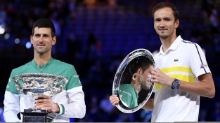 Džokovičs izskolo Medvedevu un devīto reizi triumfē "Australian Open"
