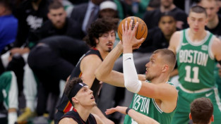 Bostonas "Celtics" pēc negaidītā zaudējuma izceļ Maiami aizsargu fizisko spēli pret Porziņģi