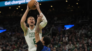 Porziņģim perfekts puslaiks, "Celtics" tiek galā ar "Magic"