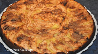 Ābolu pīrāgs brīvdienu galdam