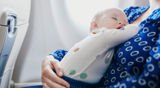 Noderīgi padomi, pirmo reizi lidojot ar mazu bērnu