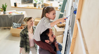 Kā atjaunot viesistabu ar mazu budžetu: praktiski risinājumi