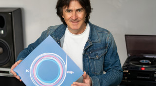 “100Debija” populārākās dziesmas izdotas vinila skaņuplatē