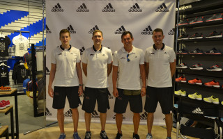 Foto: izlases basketbolisti atklāj jauno Adidas veikalu