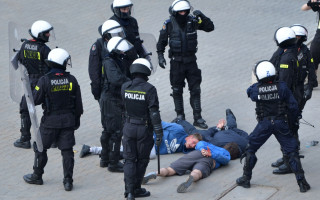 Foto: Nekārtības pirms Polijas un Krievijas spēles Varšavas ielās