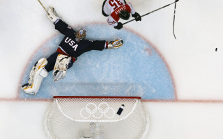 Foto: Sācies olimpiskais hokeja turnīrs