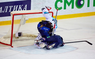 Video: KHL vārtsargs aktīvi iesaistās kautiņā un tiek diskvalificēts