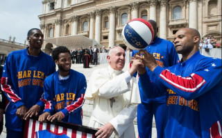 Video: Romas pāvests mēģina apgūt basketbola trikus