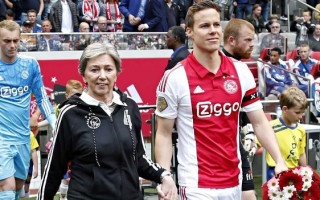 Video: "Ajax" spēlētājus laukumā izved mammas