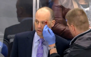 Video: "Red Wings" treneris mača laikā saņem ķirurģisko palīdzību