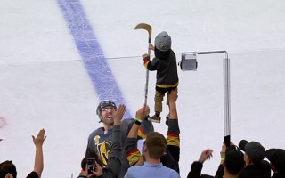 Video: "Golden Knights", iekļūstot <i>play-off</i>, mazajiem faniem dāvina nūjas