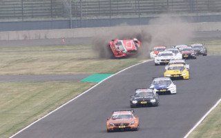 Video: DTM čempions piedzīvo vienu no pēdējā laika lielākajām avārijām