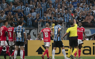 Masveida kautiņš un astoņas sarkanās kartītes "Copa Libertadores" mačā