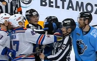 Video: KHL uzbrucējs it kā netīšām iesit tiesnesim pa seju