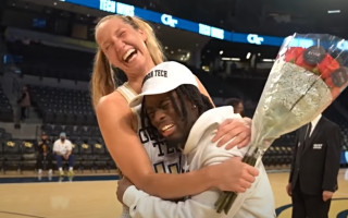 Video: Interneta spīdeklis ierodas fanot par Latvijas basketbola spēka uzbrucēju