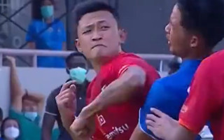 Video: Futbolists brutāli izslēdz pretinieku