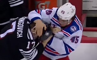 Video: NHL baltkrievs Šarangovičs sāk kautiņu un tiek sakauts